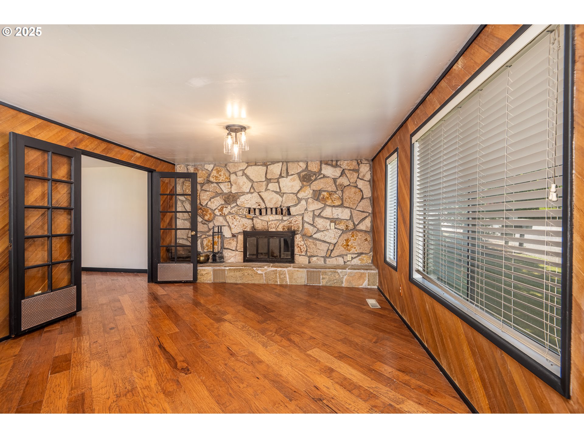 595 South 68th Place Springfield, OR 97478 - Photo 26 of 43 Family Room