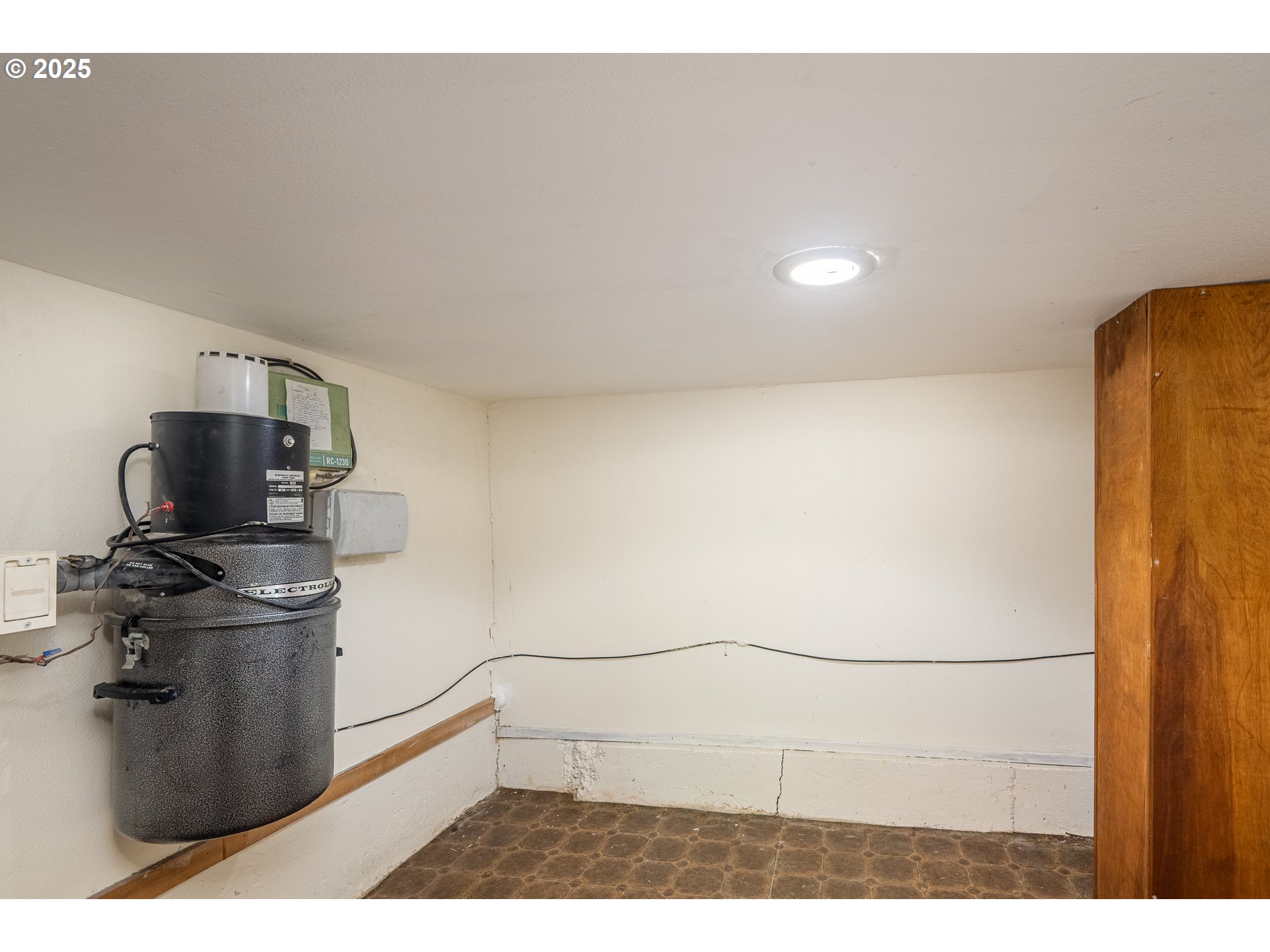 595 South 68th Place Springfield, OR 97478 - Photo 30 of 43 Storage