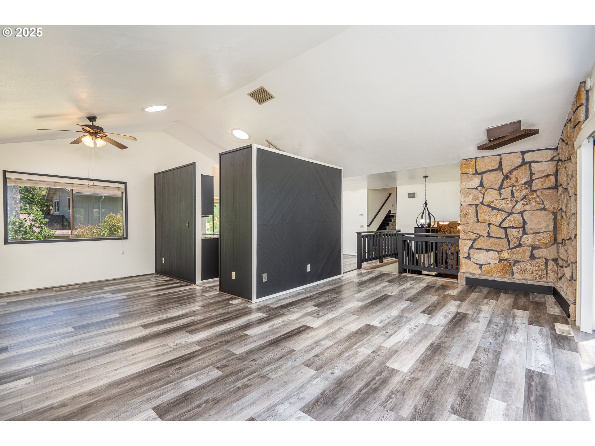 595 South 68th Place Springfield, OR 97478 - Photo 10 of 43 Living Room/Dining Room