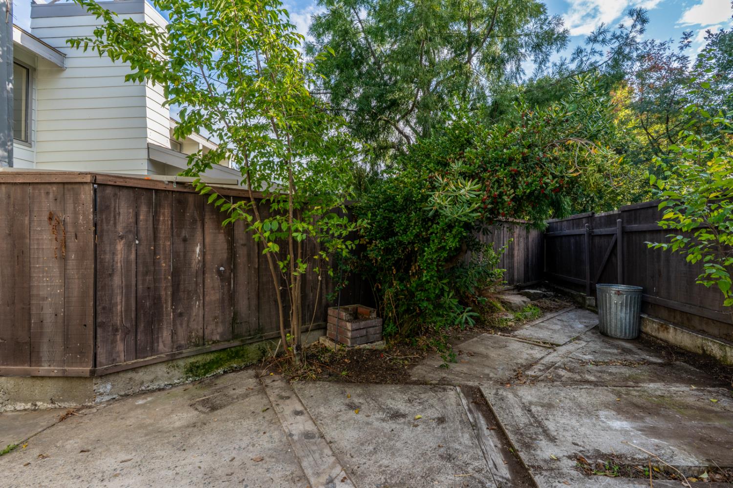 3350 M Street, Unit 74 Merced, CA 95348 - Photo 34 of 53 a backyard of a house with lawn chairs and wooden fence