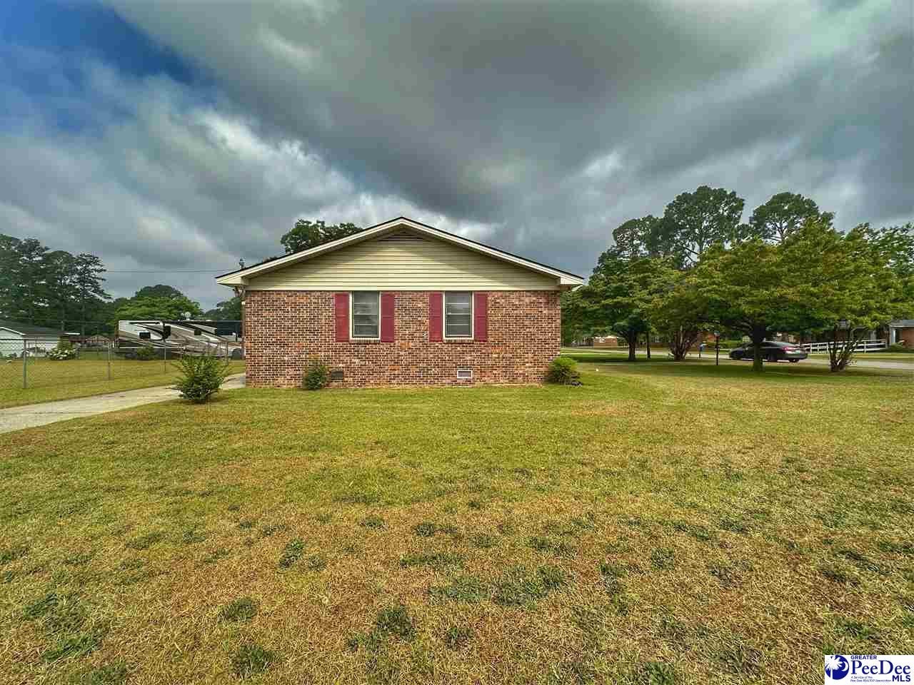 910 East Madison Street Dillon, SC 29536 - Photo 5 of 51 Gallery Image 5