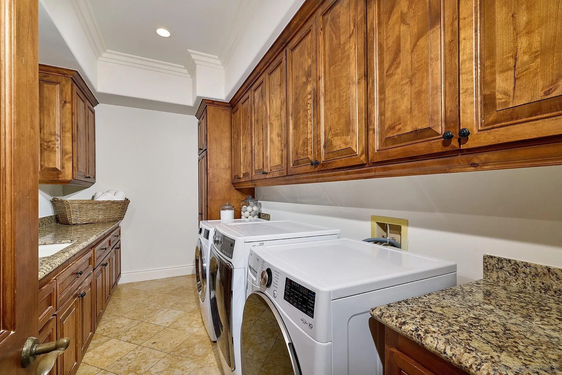 14155 Biscayne Place Poway, CA 92064 - Photo 31 of 56 a utility room with washer and dryer