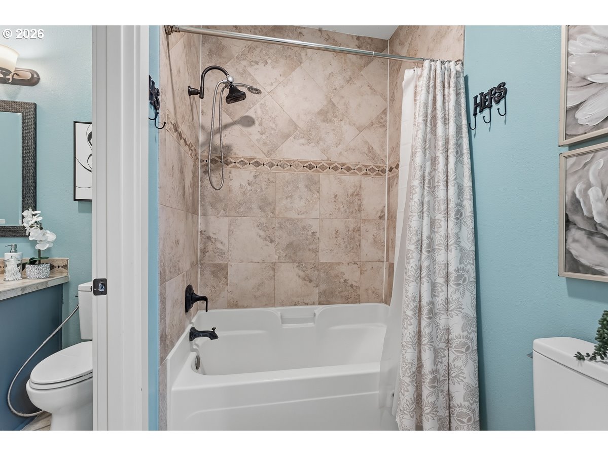 7704 Southwest Cresmoor Drive Beaverton, OR 97008 - Photo 14 of 42 Owner's Suite Bathroom