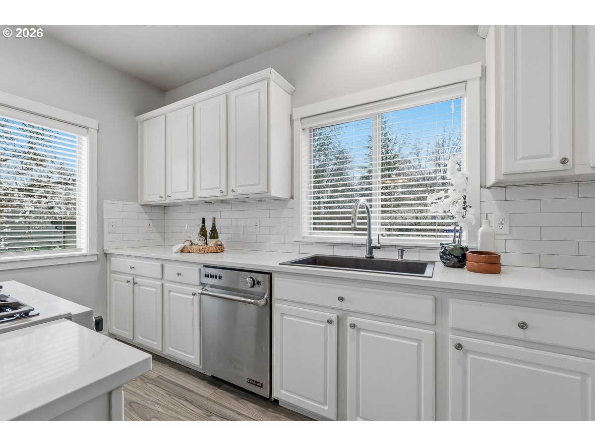 7704 Southwest Cresmoor Drive Beaverton, OR 97008 - Photo 9 of 42 Kitchen