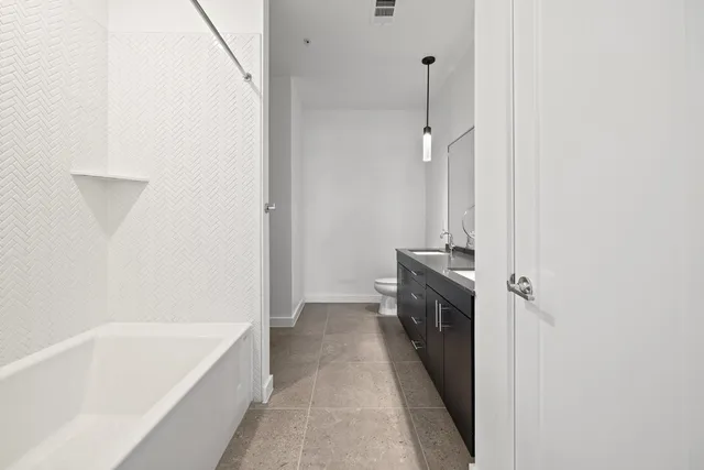 a view of entryway with washer and dryer
