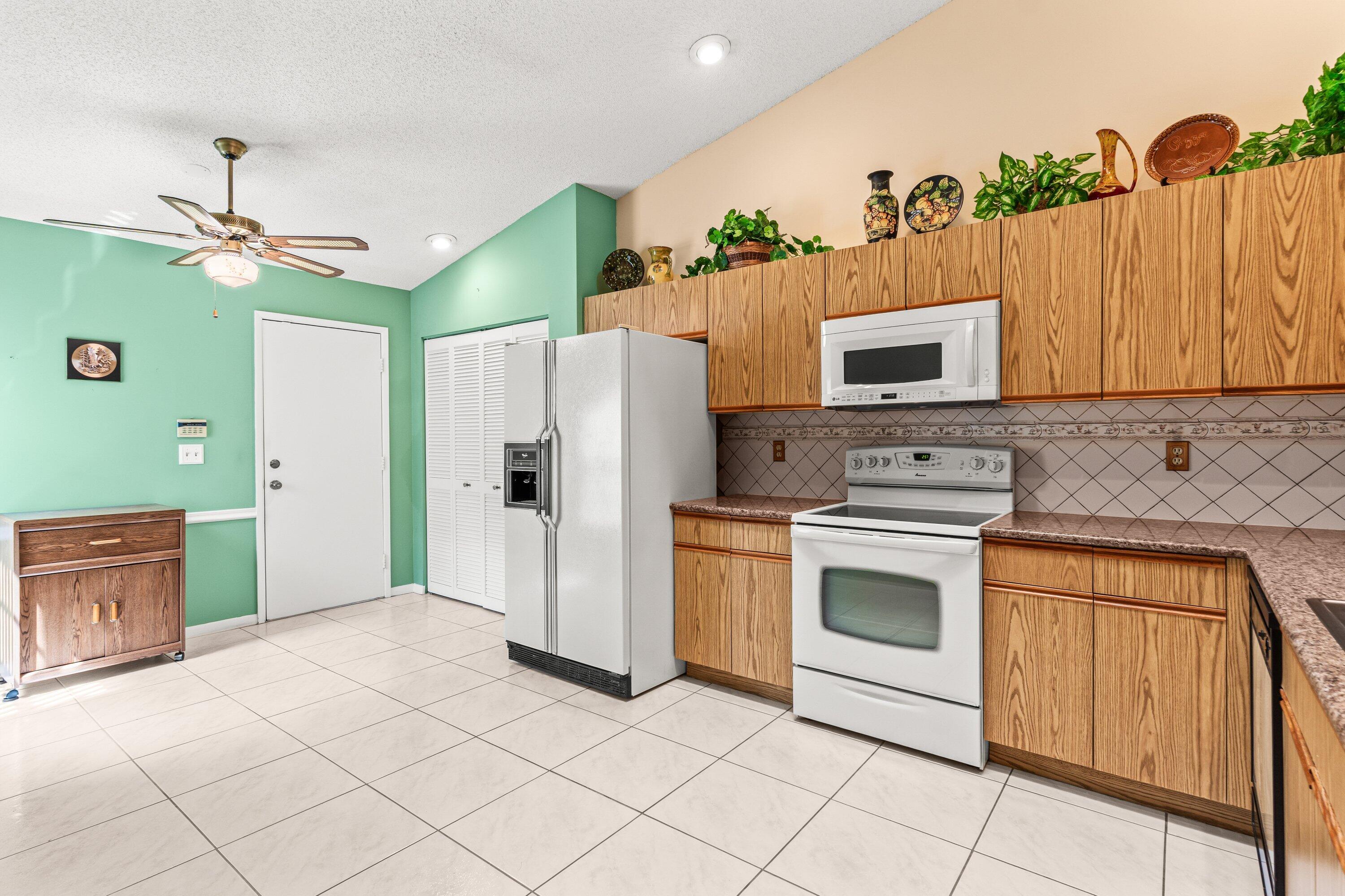 8356 Sunmeadow Lane Boca Raton, FL 33496 - Photo 7 of 34 006-8356SunmeadowLane-BocaRaton-FL-33496