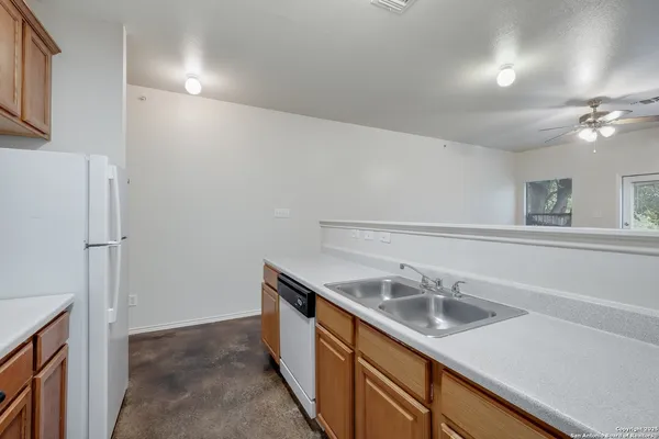 $1,250 | 10619 Mathom Landing, Unit 4, Universal City, TX 78148