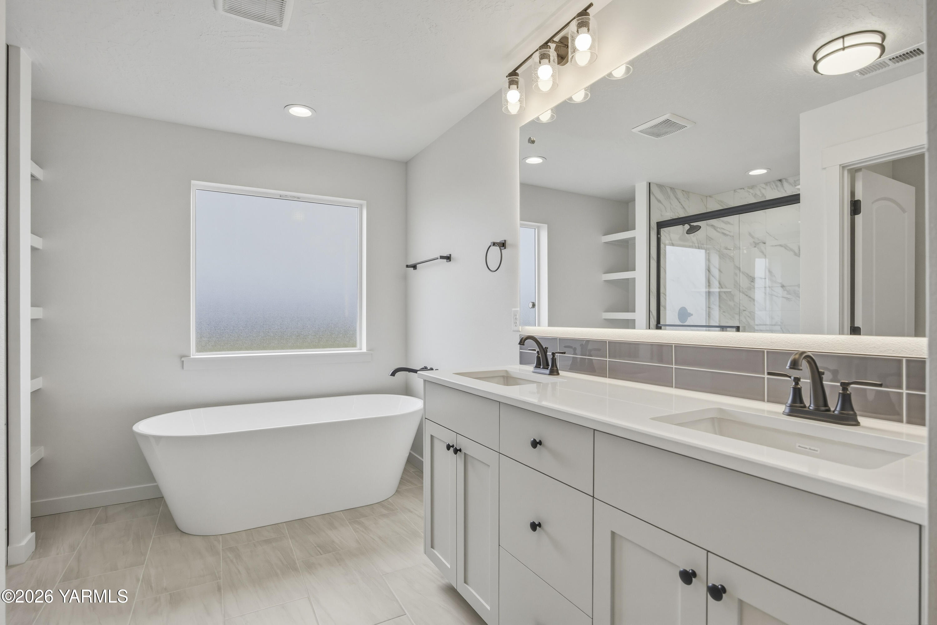 215 Packer Street Prosser, WA 99350 - Photo 21 of 45 a bathroom with a tub a sink and mirror