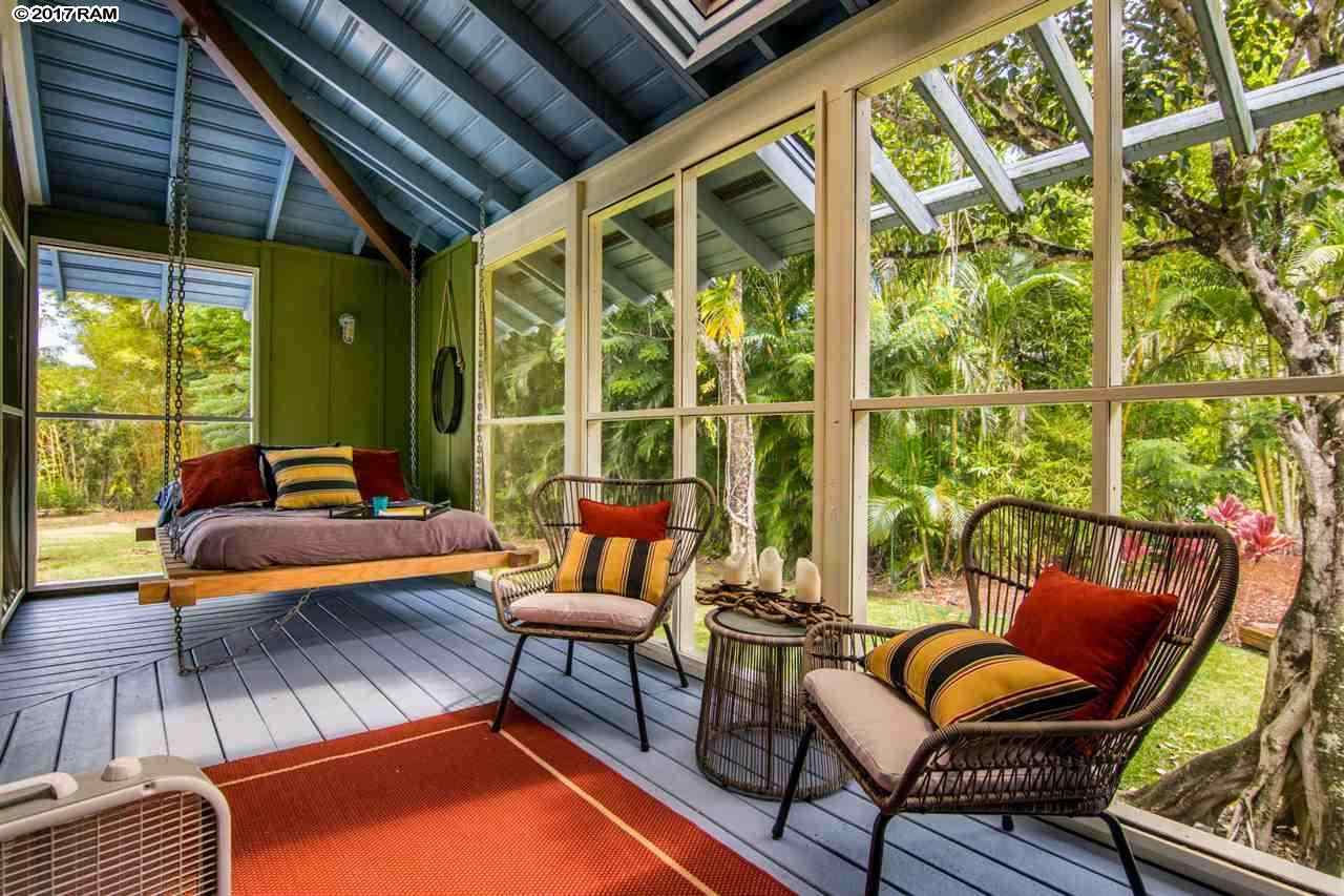 690 East Kuiaha Road Haiku, HI 96708 - Photo 11 of 30 a outdoor space with patio furniture