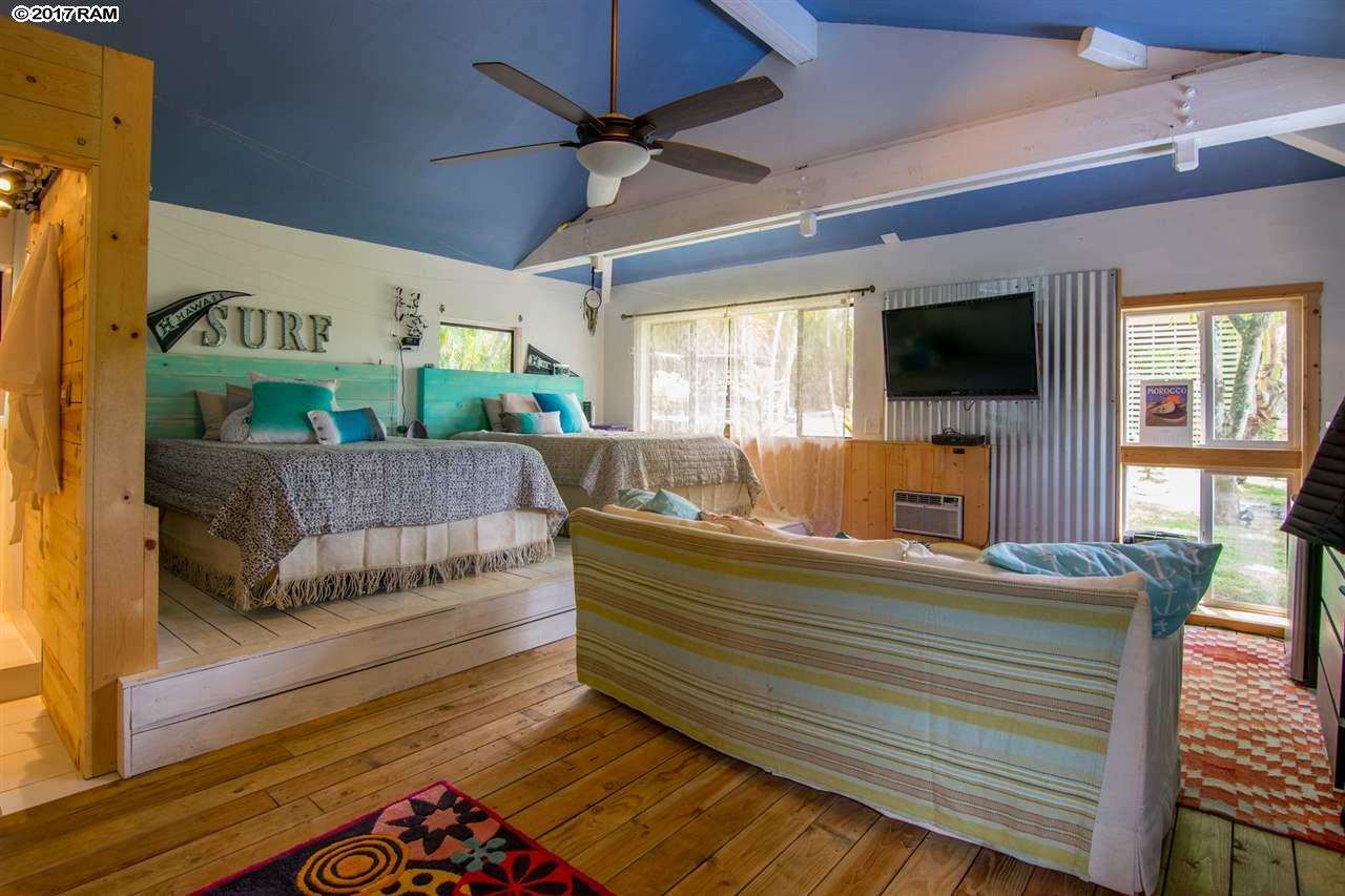690 East Kuiaha Road Haiku, HI 96708 - Photo 21 of 30 a living room with furniture and a flat screen tv