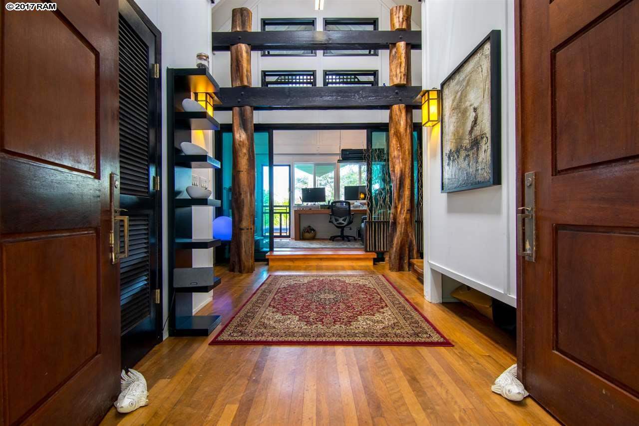 690 East Kuiaha Road Haiku, HI 96708 - Photo 4 of 30 a hallway with sitting area in front of it