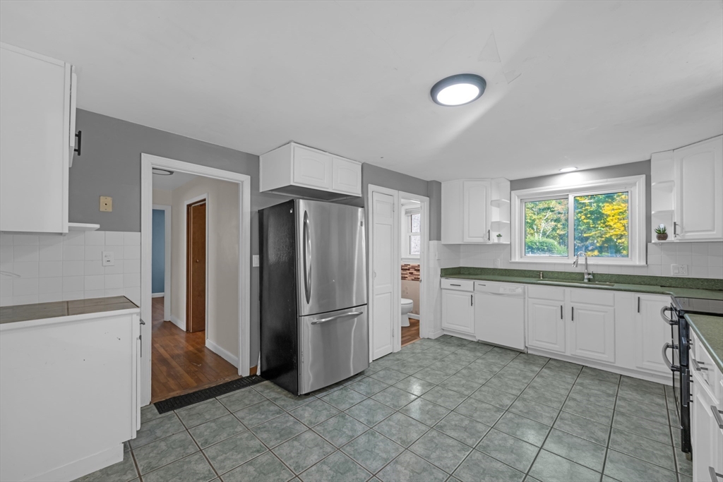 17 Dutton Street Worcester, MA 01610 - Photo 8 of 33 Gallery Image 8