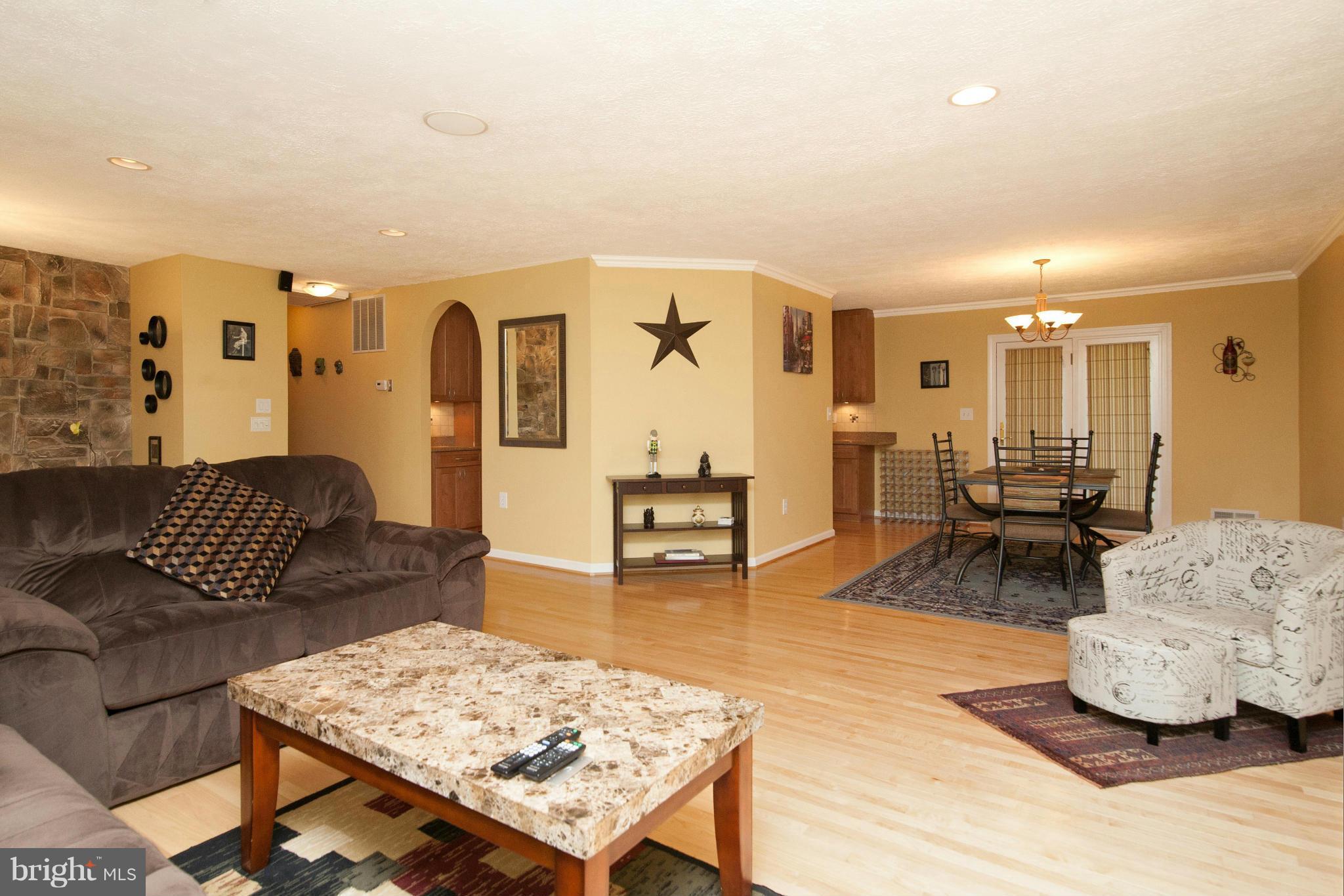 12317 Pueblo Road Gaithersburg, MD 20878 - Photo 8 of 30 Living Room