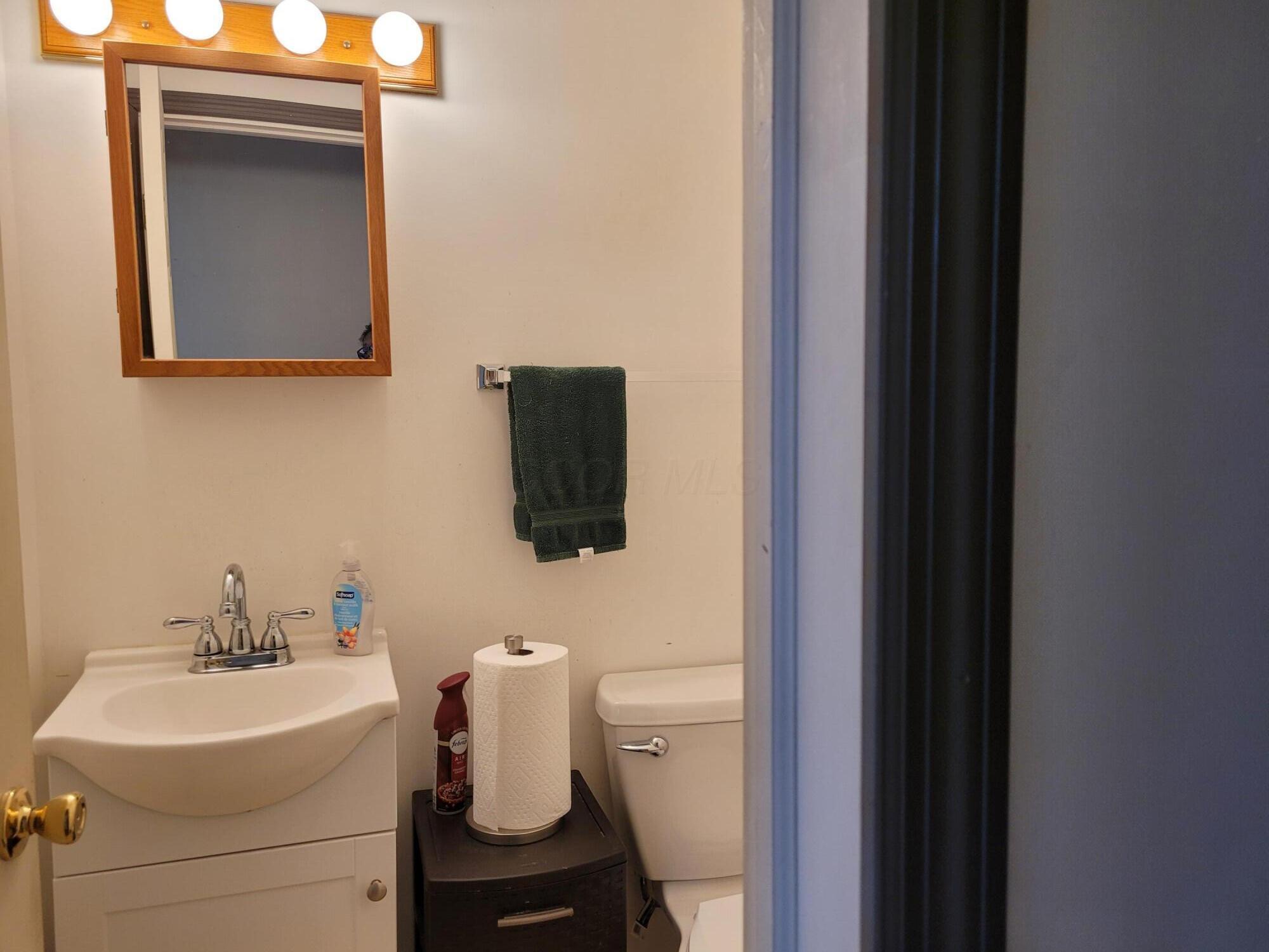 2475 Koebel Road Columbus, OH 43207 - Photo 6 of 18 half bath down