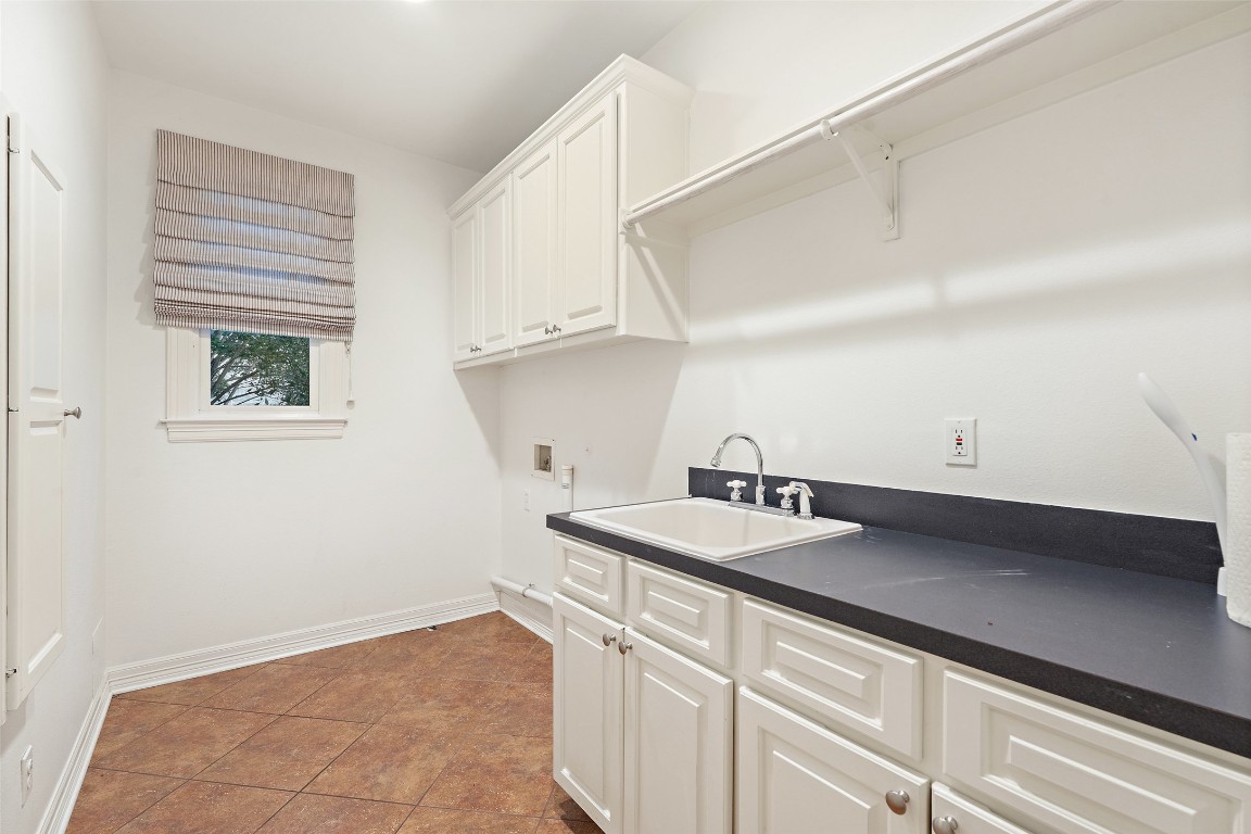 127 Roberts Circle Georgetown, TX 78633 - Photo 13 of 35 a bathroom with a sink and a mirror