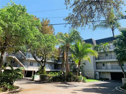 $675,000 | 6815 Edgewater Drive, Unit 105, Coral Gables, FL 33133