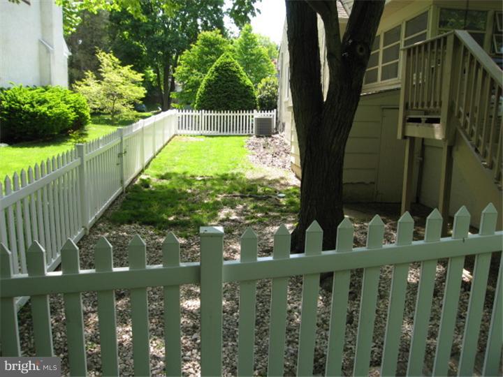 344 Rockland Road Wayne, PA 19087 - Photo 5 of 24 Side Yard