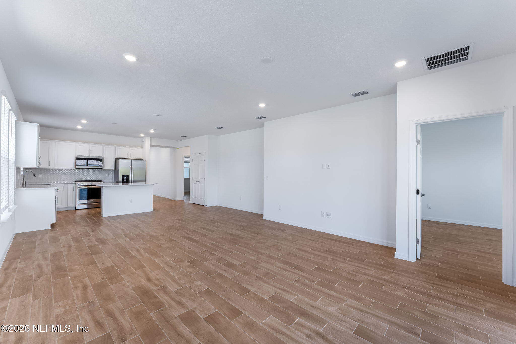 261 Ecliptic Loop Yulee, FL 32097 - Photo 20 of 61 21-web-or-mls-Living room