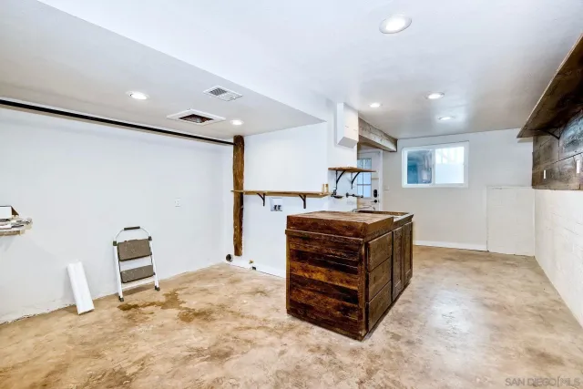 a view of an house with backyard and swimming pool