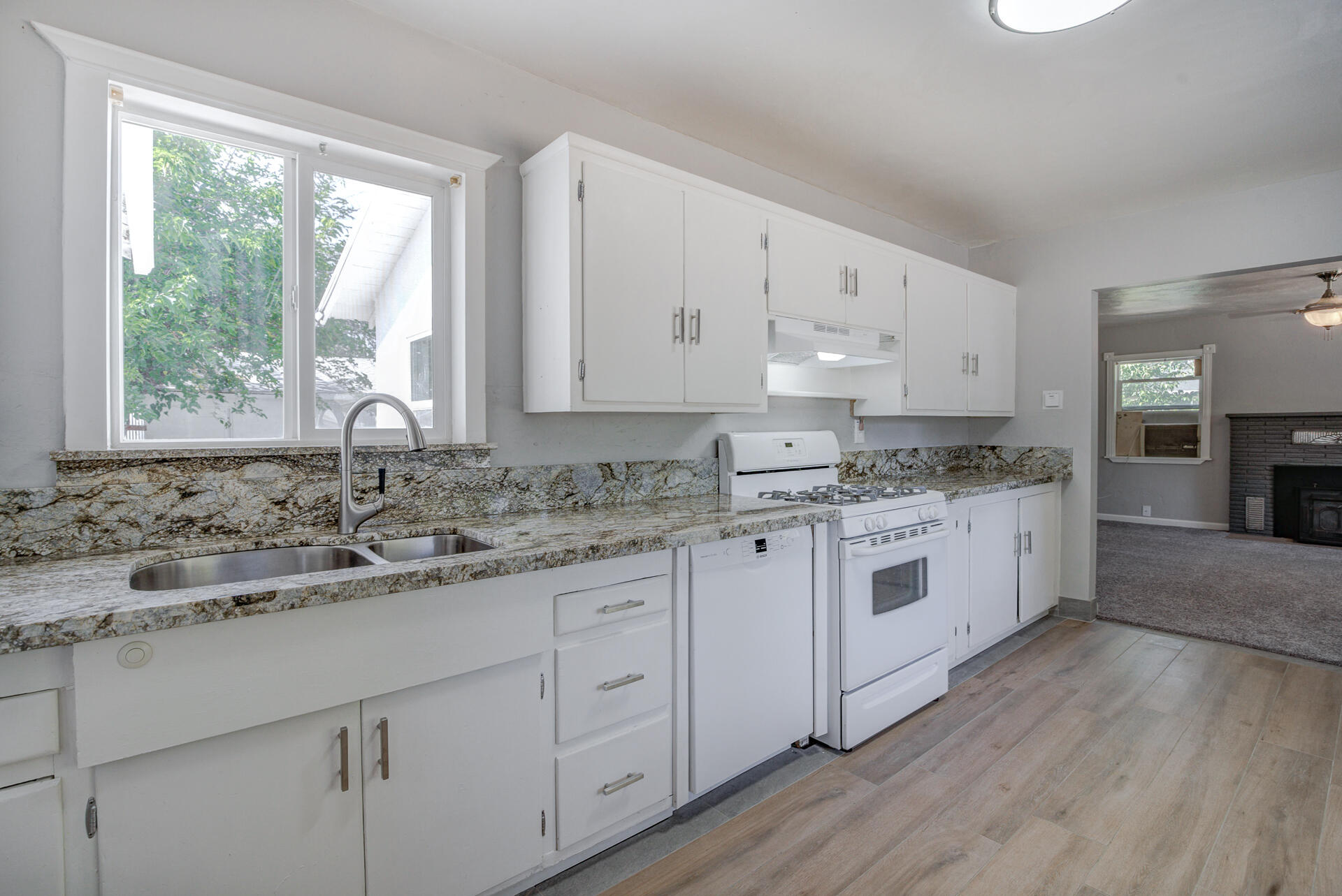 5536 Willow Road Redding, CA 96001 - Photo 7 of 30 5536WillowRd-5