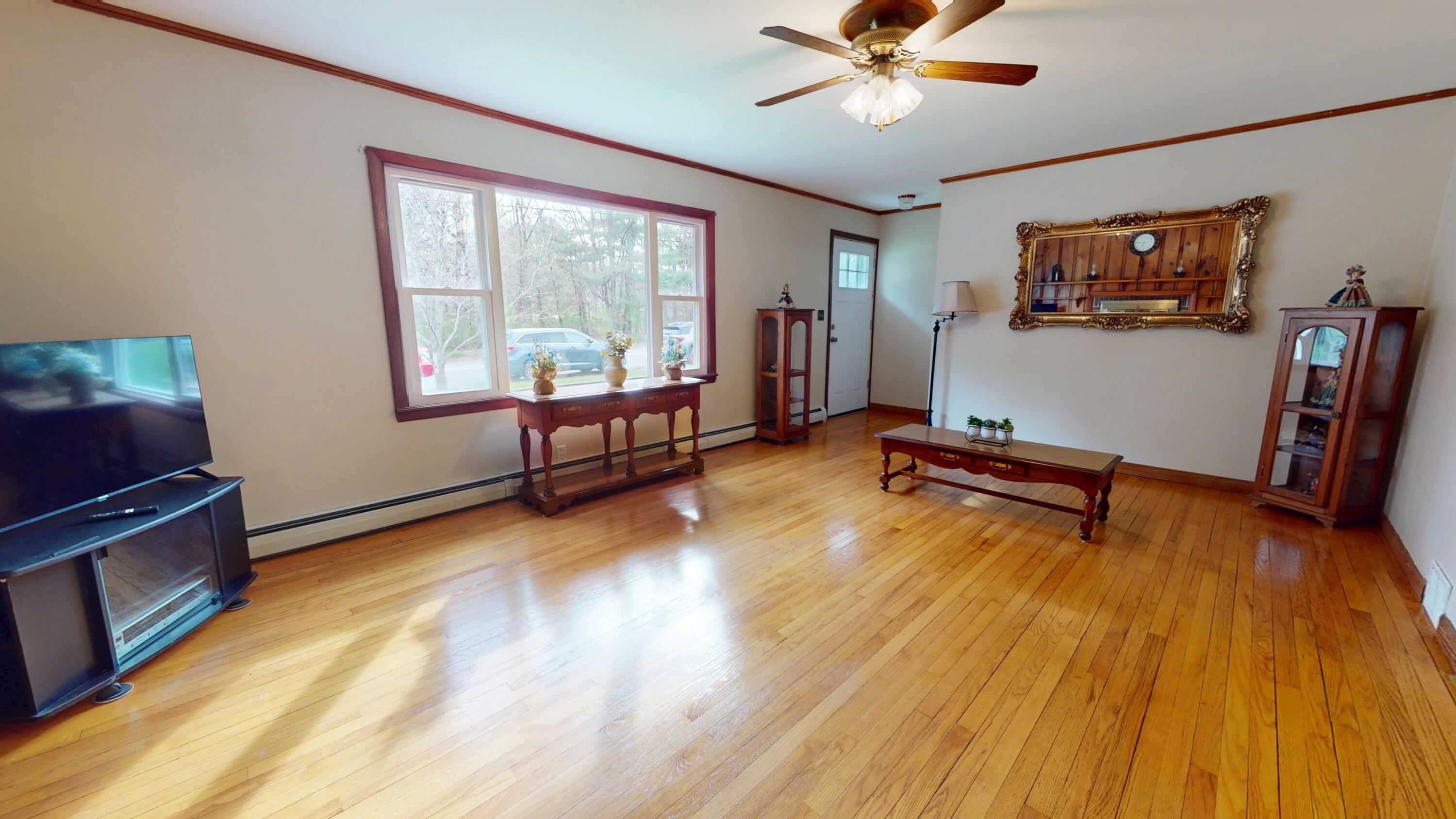 48 South Lisbon Road Lewiston, ME 04240 - Photo 11 of 32 11. Living Room