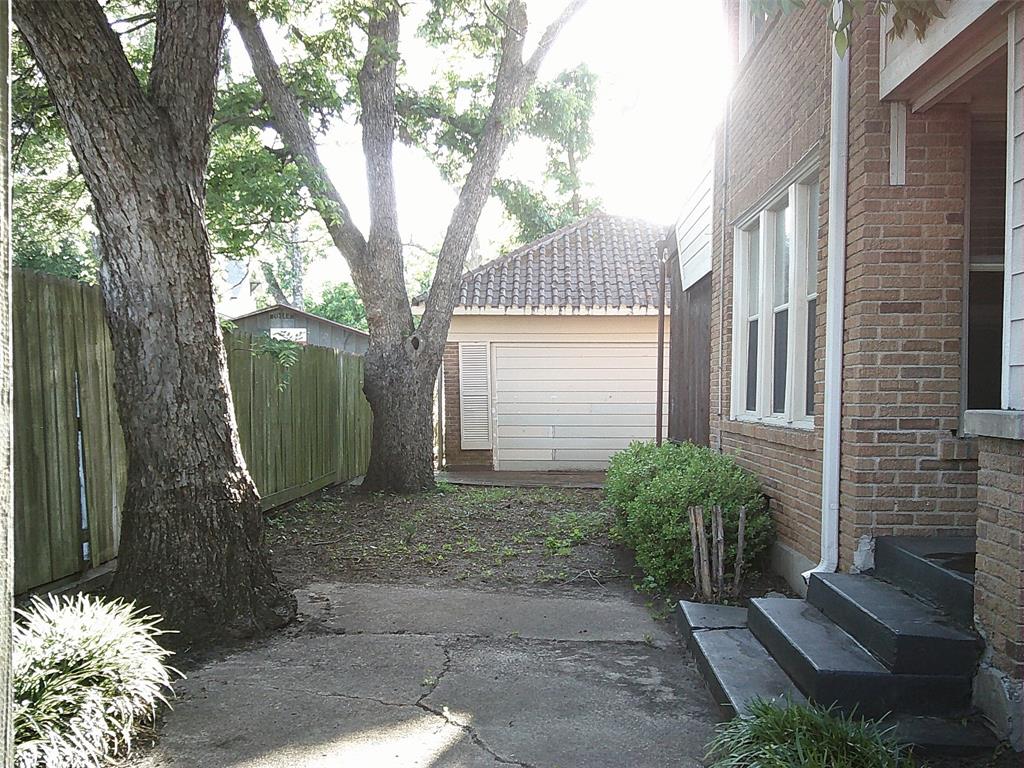 1007 North Center Street Bonham, TX 75418 - Photo 5 of 37 Left side