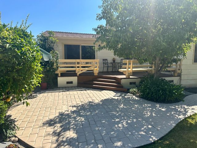 a view of back yard of the house