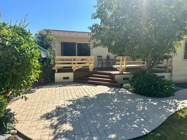 a view of back yard of the house