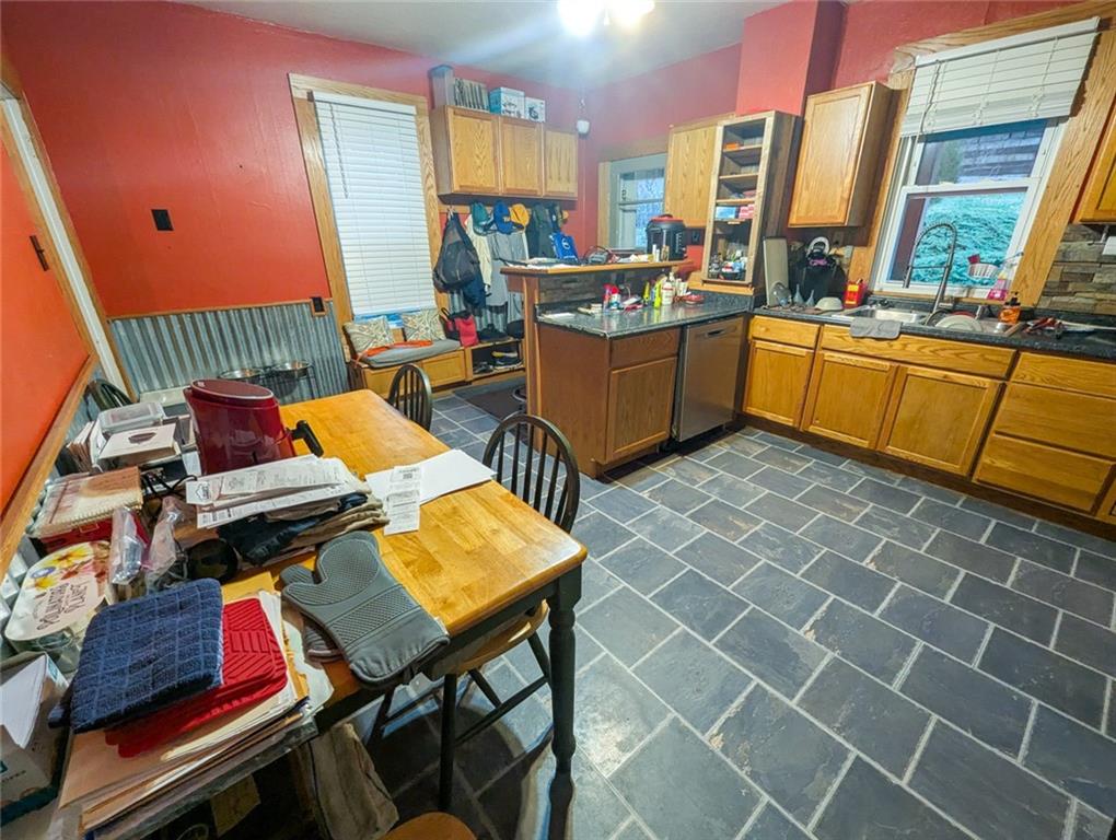 29 Main Street Freeport, PA 16229 - Photo 15 of 34 a work place with table and chairs