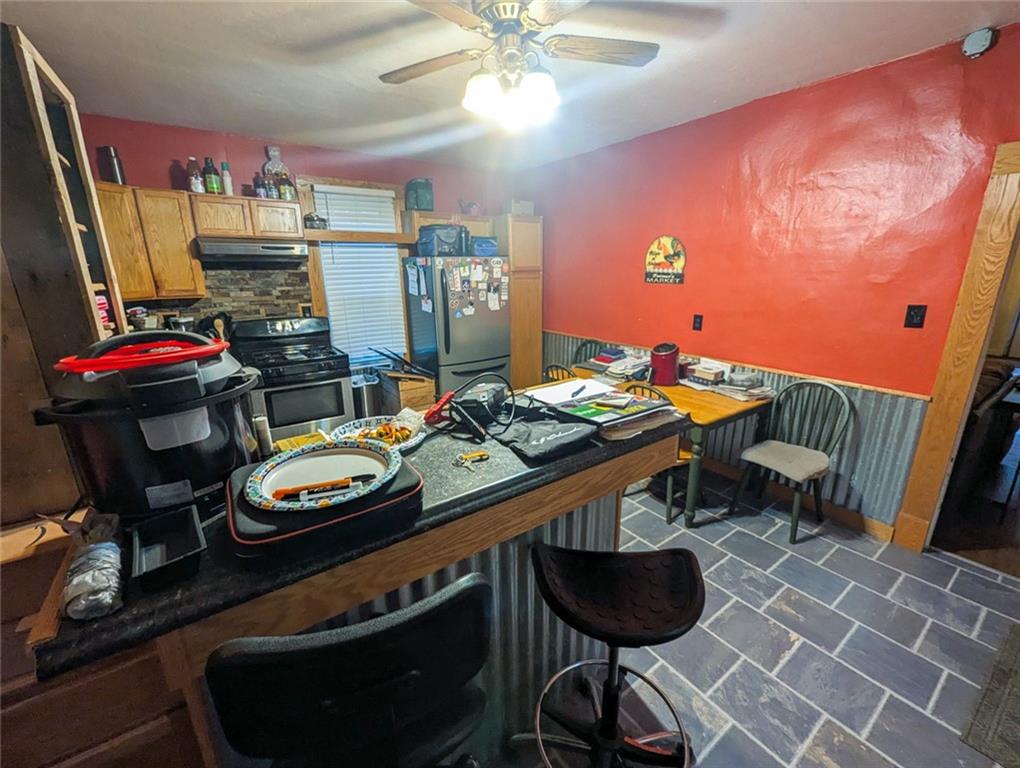 29 Main Street Freeport, PA 16229 - Photo 17 of 34 a room with furniture and musical instruments