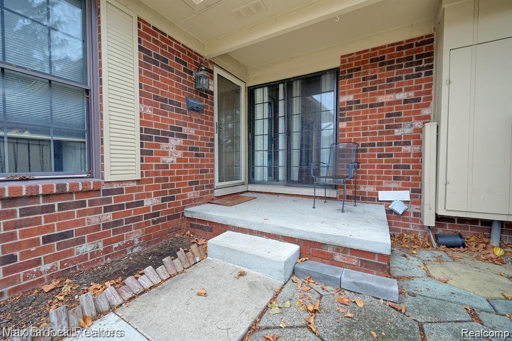 2767 Roundtree Drive Troy, MI 48083 - Photo 2 of 17