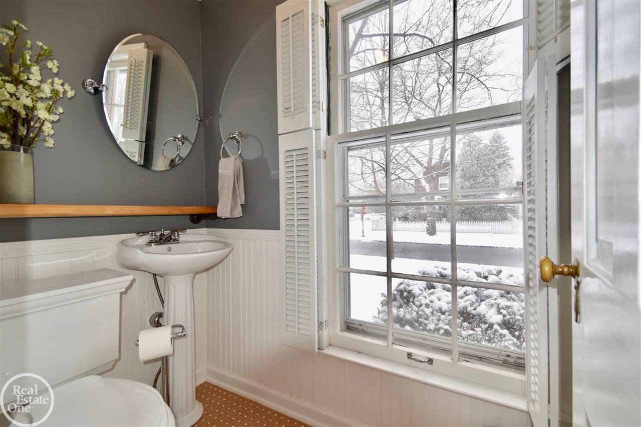 404 Lothrop Road Grosse Pointe Farms, MI 48236 - Photo 9 of 33