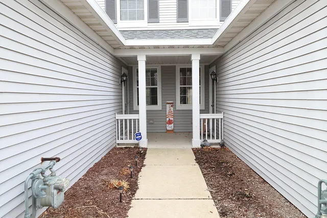 $262,000 | 1811 South Wentworth Circle, Romeoville, IL 60446