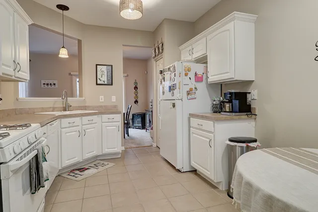 $262,000 | 1811 South Wentworth Circle, Romeoville, IL 60446