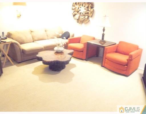 27 Celler Road Edison, NJ 08817 - Photo 4 of 10 Gallery Image 4
