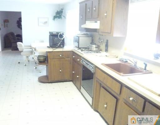 27 Celler Road Edison, NJ 08817 - Photo 6 of 10 Gallery Image 6