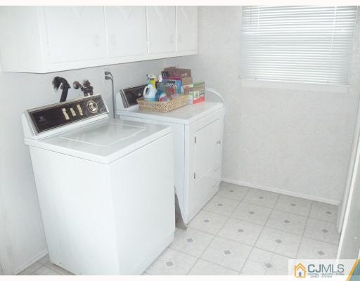 27 Celler Road Edison, NJ 08817 - Photo 8 of 10 Gallery Image 8