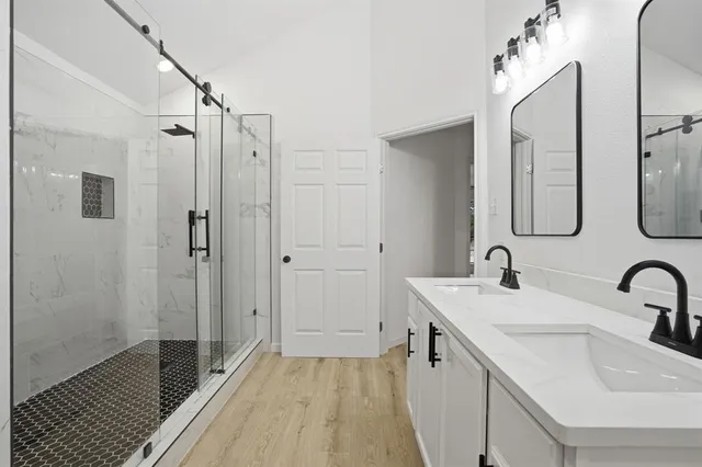 a en suite bathroom with 2 sink and a mirror