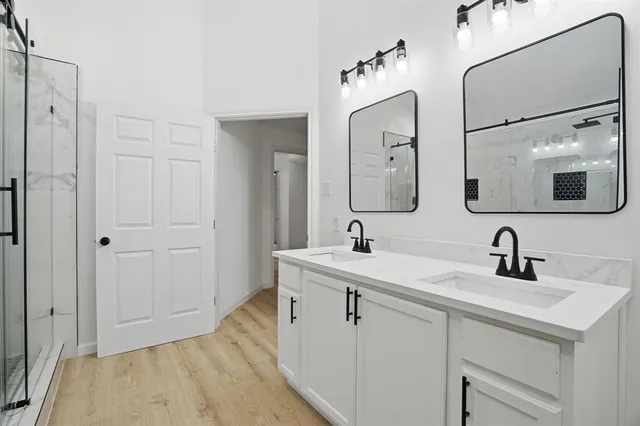 a en suite bathroom with 2 sink and a mirror