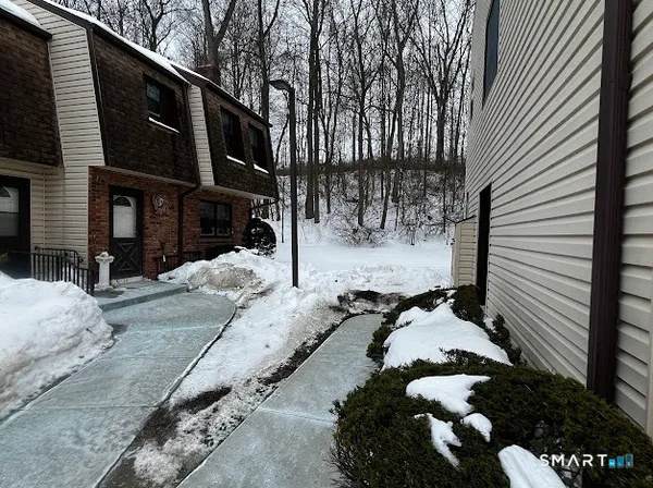 $255,000 | 16 Homestead Lane, Brookfield, CT 06804