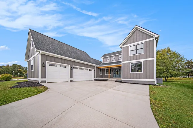 $695,000 | 5182 Grande View Lane, Jackson, MI 49201