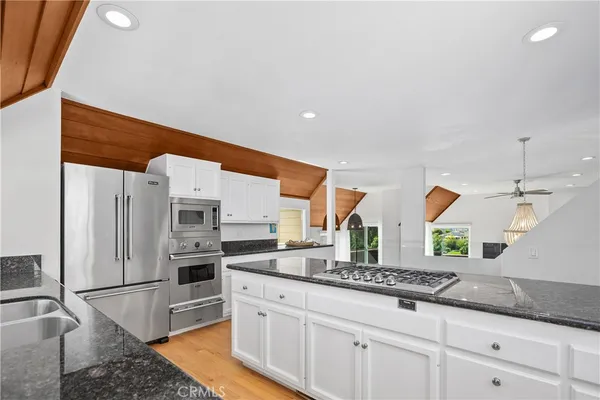 $8,900 | 390 St Ann's Drive, Laguna Beach, CA 92651