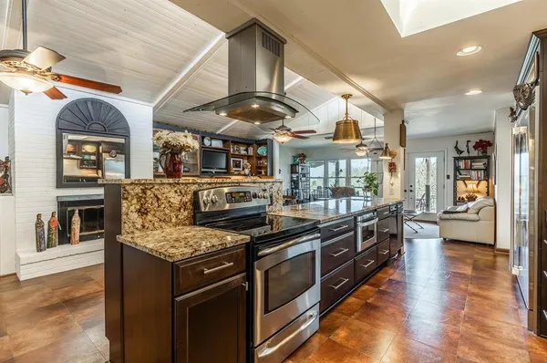 $699,900 | 224 Mohon Drive, Whitney, TX 76692