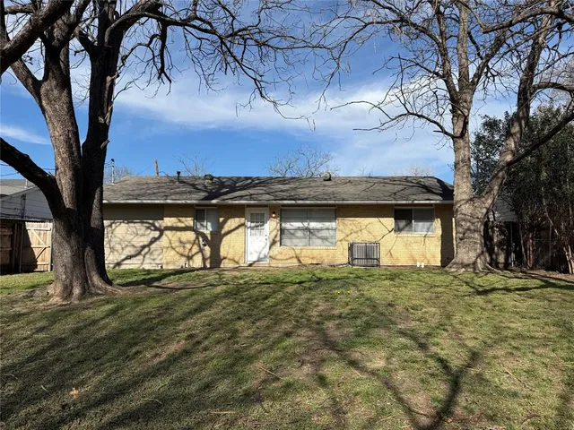 a view of a yard with a tree