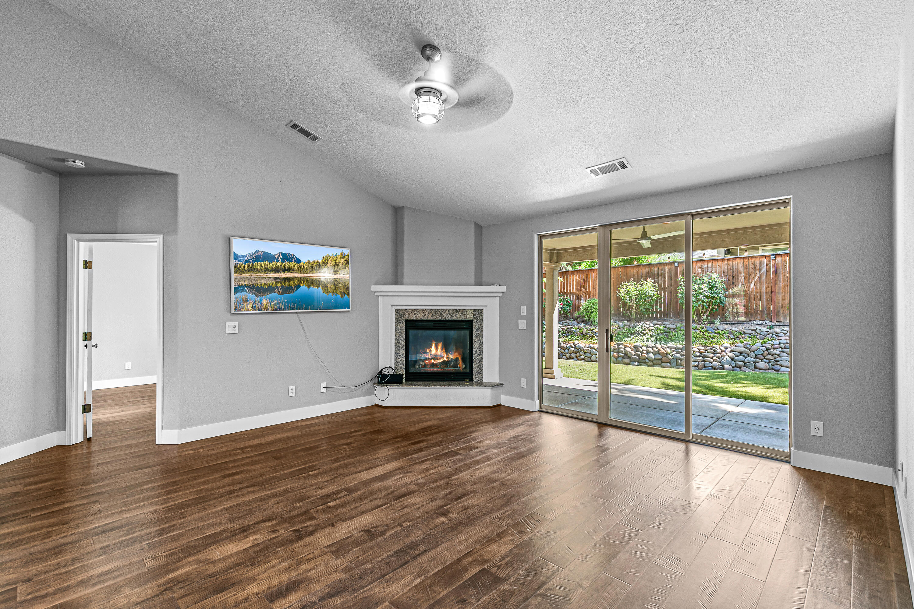 1508 Summit Ridge Circle Medford, OR 97504 - Photo 2 of 31 9R9A3650