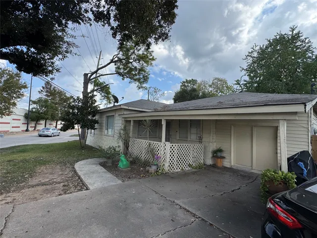 a view of a house with backyard and garden