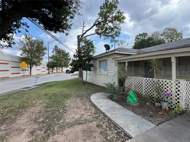 $1,500 | 4511 South Main Street, Stafford, TX 77477
