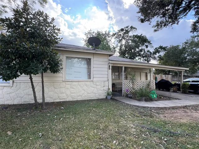 a view of a house with backyard