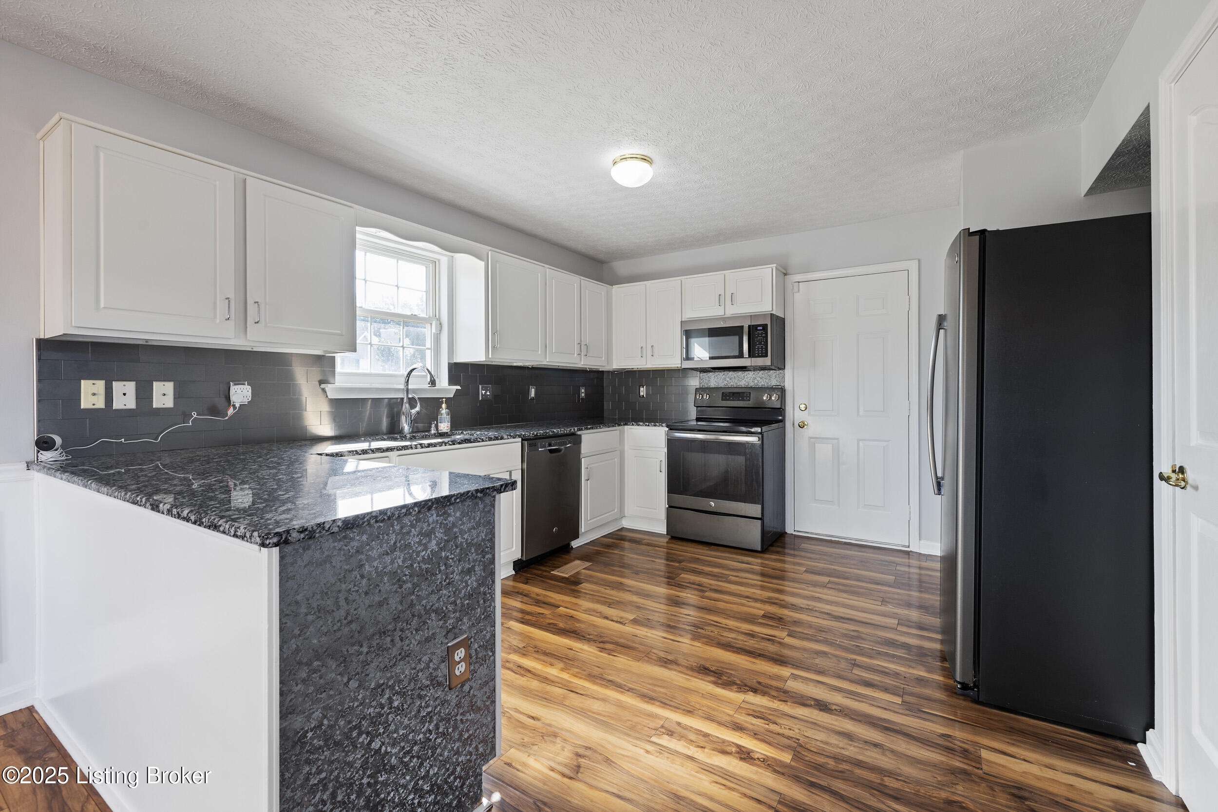 7824 Lariat Road Louisville, KY 40219 - Photo 4 of 48 3U8A8323