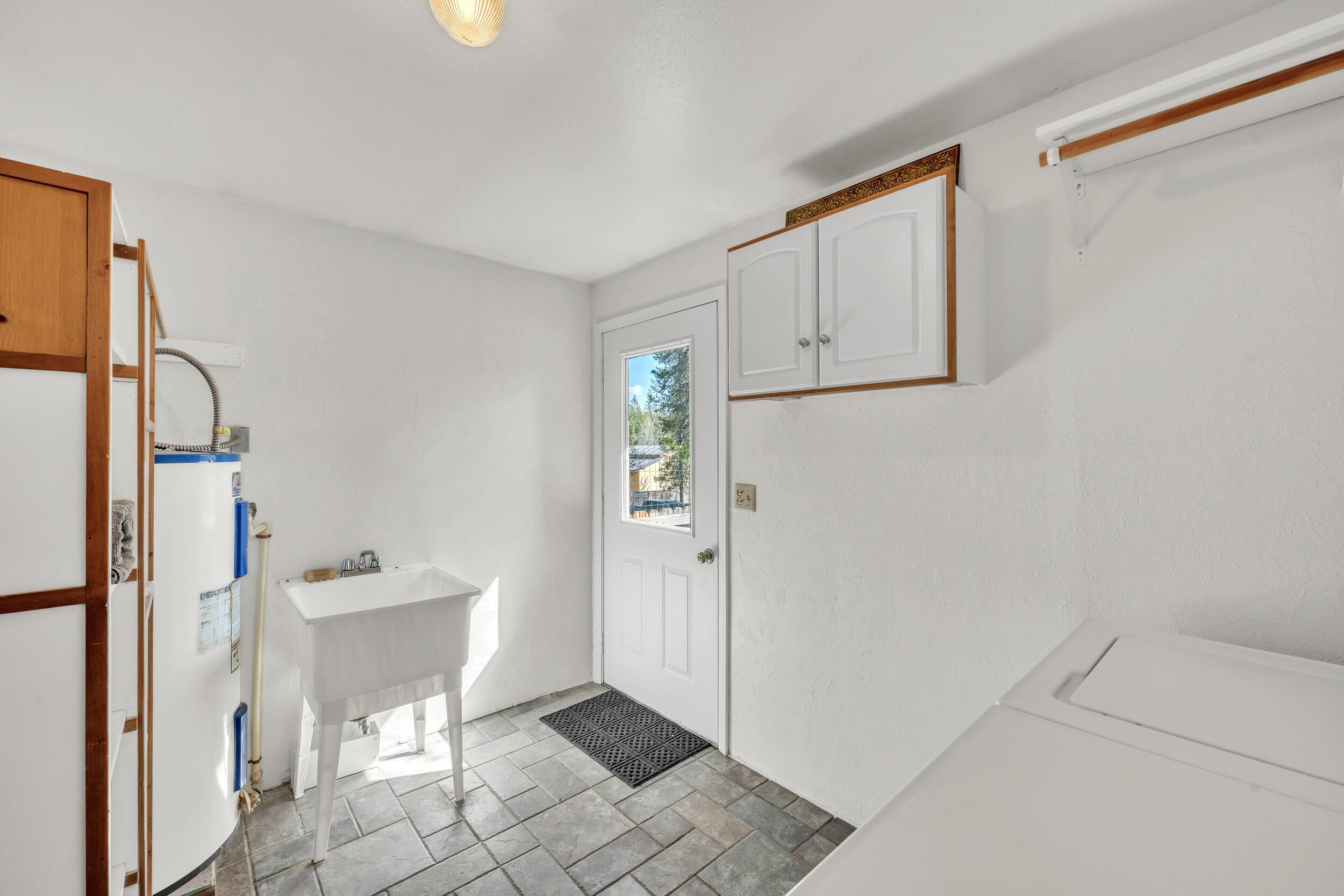 16506 Sprague Loop La Pine, OR 97739 - Photo 20 of 53 Large Laundry/Mud room